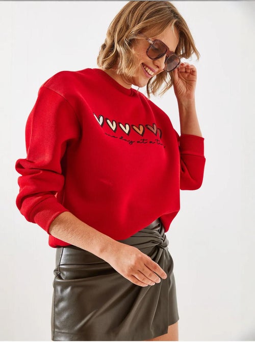 Sweat-shirt à imprimé cœur et col rond lucci - Kiabi Sweat-shirt à imprimé cœur et col rond lucci - Kiabi