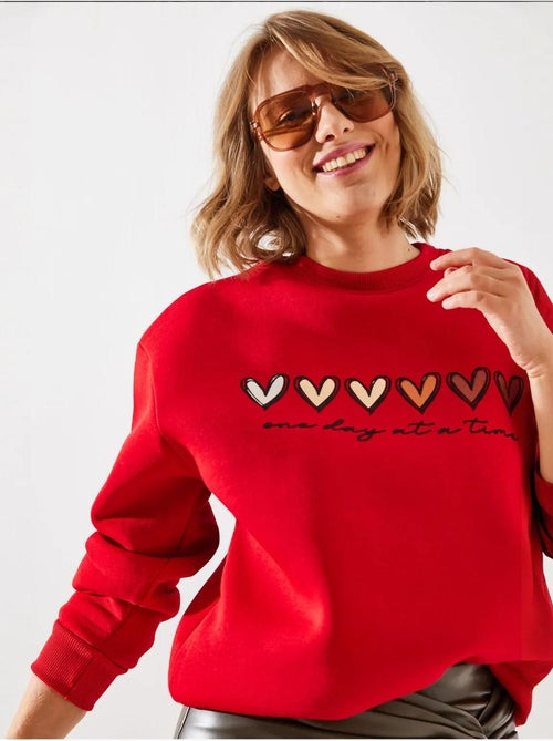 Sweat-shirt à imprimé cœur et col rond lucci - Kiabi Sweat-shirt à imprimé cœur et col rond lucci - Kiabi