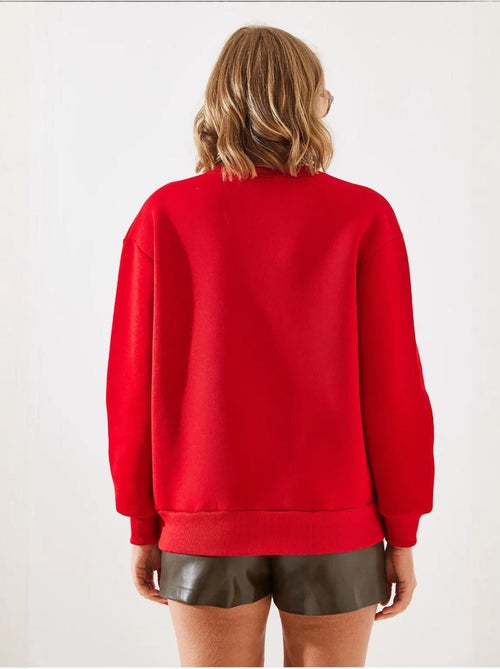 Sweat-shirt à imprimé cœur et col rond lucci - Kiabi Sweat-shirt à imprimé cœur et col rond lucci - Kiabi