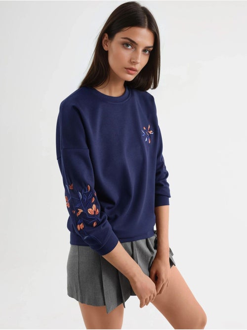 Sweat-shirt brodé à col rond et coupe confortable - Kiabi Sweat-shirt brodé à col rond et coupe confortable - Kiabi