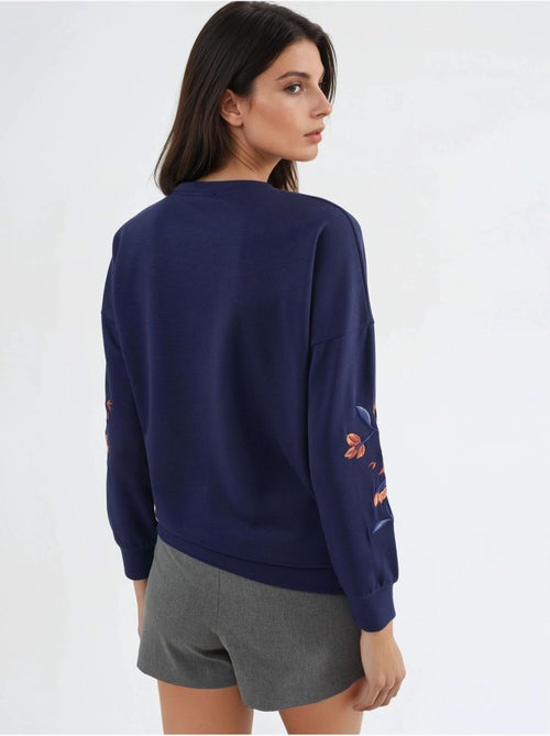 Sweat-shirt brodé à col rond et coupe confortable - Kiabi Sweat-shirt brodé à col rond et coupe confortable - Kiabi