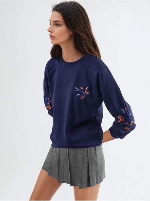 Sweat-shirt brodé à col rond et coupe confortable - Kiabi Sweat-shirt brodé à col rond et coupe confortable - Kiabi