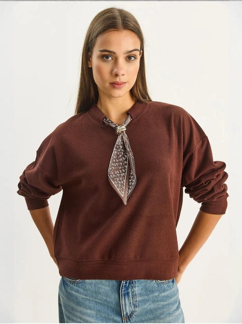 Sweat-shirt côtelé à col rond avec détail d'écharpe - Kiabi Sweat-shirt côtelé à col rond avec détail d'écharpe - Kiabi