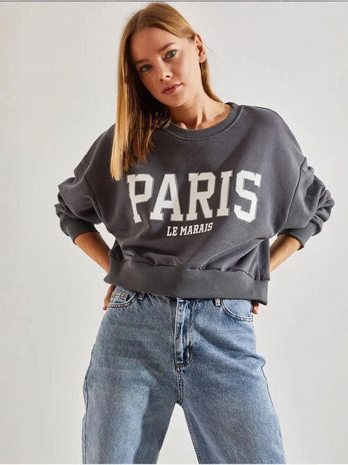 Sweat-shirt court en coton à col rond et imprimé texte sur le devant lucci - Kiabi Sweat-shirt court en coton à col rond et imprimé texte sur le devant lucci - Kiabi