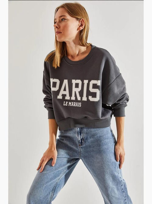 Sweat-shirt court en coton à col rond et imprimé texte sur le devant lucci - Kiabi Sweat-shirt court en coton à col rond et imprimé texte sur le devant lucci - Kiabi