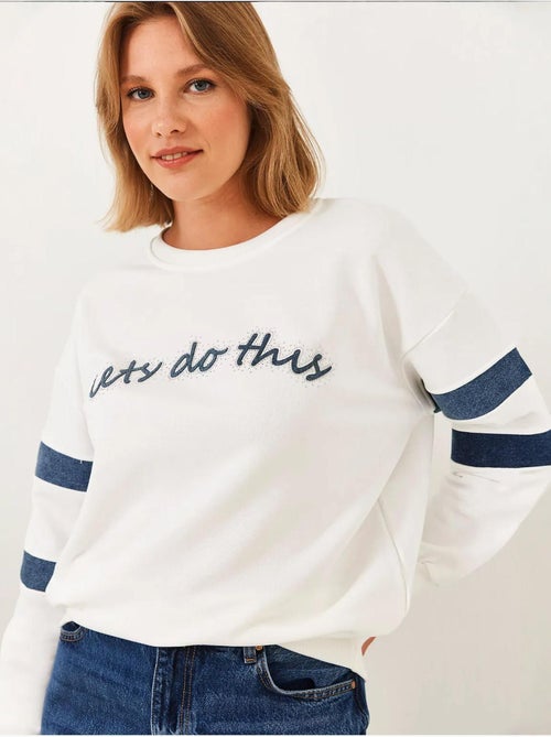 Sweat-shirt en denim rayé bianco orné de pierres lucci - Kiabi Sweat-shirt en denim rayé bianco orné de pierres lucci - Kiabi