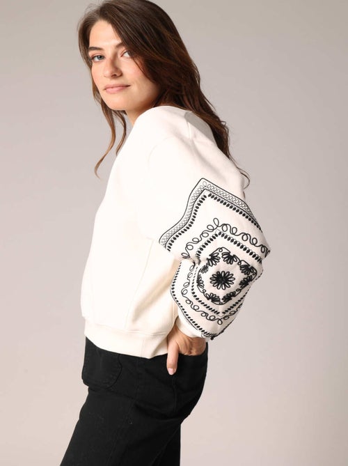 Sweat-shirt en polaire douce à manches longues ballon décorées de motifs brodés
 'Deeluxe' - Kiabi