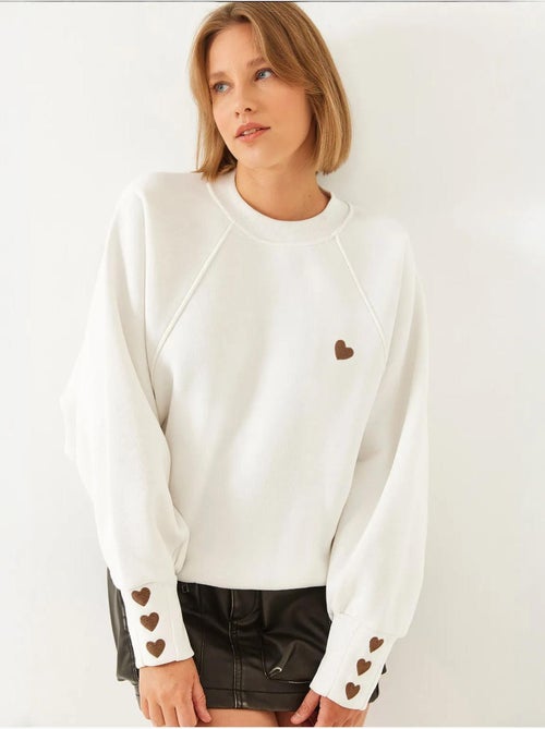 Sweat-shirt ras du cou bianco en tissu brossé triple fil avec cœur brodé lucci - Kiabi Sweat-shirt ras du cou bianco en tissu brossé triple fil avec cœur brodé lucci - Kiabi
