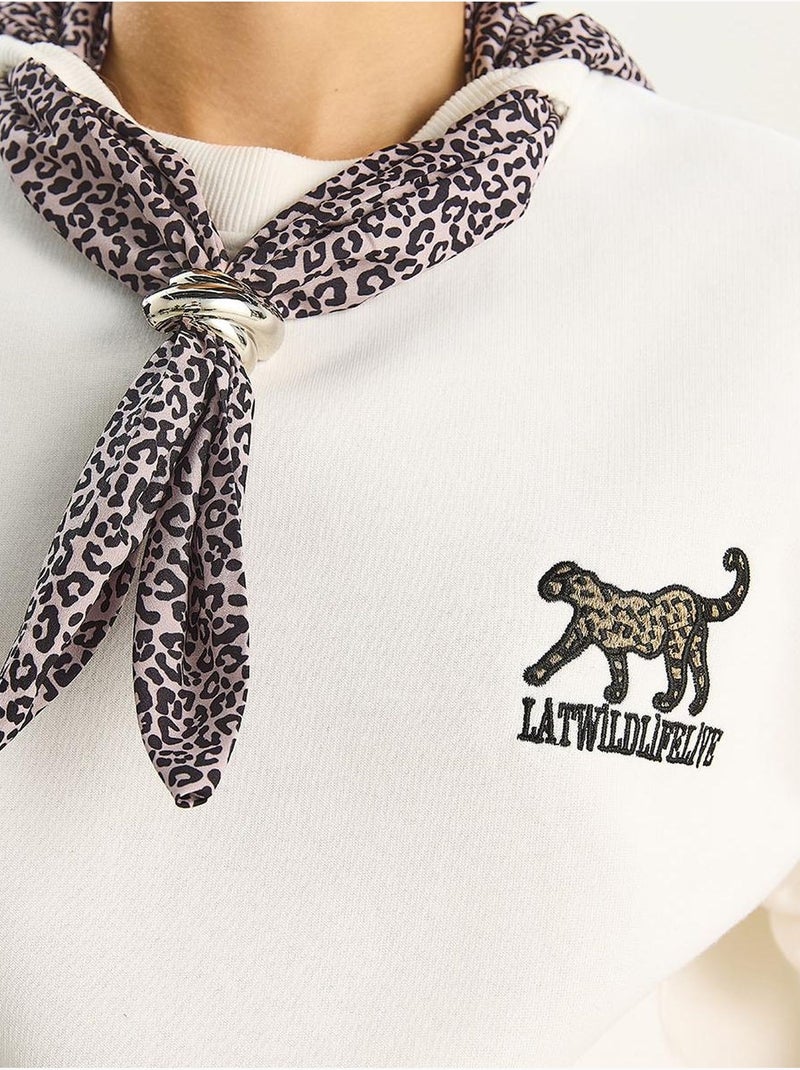 Sweat-shirt ras du cou brodé à imprimé léopard lucci Blanc - Kiabi