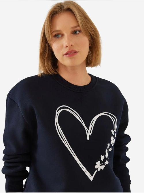 Sweat-shirt ras du cou en fil brossé imprimé cœur lucci - Kiabi Sweat-shirt ras du cou en fil brossé imprimé cœur lucci - Kiabi