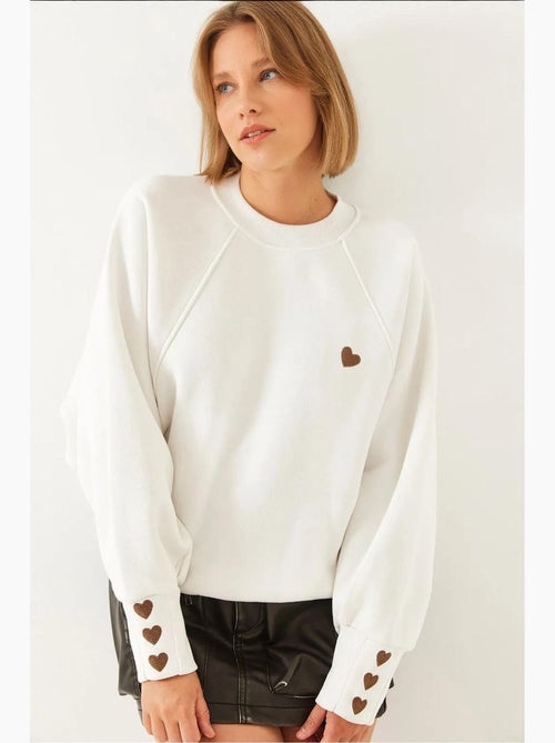 Sweat-shirt ras du cou en tissu brossé triple fil avec cœur brodé lucci - Kiabi Sweat-shirt ras du cou en tissu brossé triple fil avec cœur brodé lucci - Kiabi