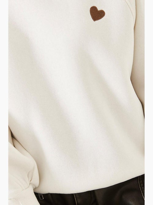 Sweat-shirt ras du cou en tissu brossé triple fil avec cœur brodé lucci - Kiabi Sweat-shirt ras du cou en tissu brossé triple fil avec cœur brodé lucci - Kiabi