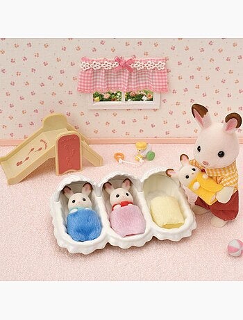 Sylvanian Families 5532 : Les triplés lapin chocolat et accessoires puériculture