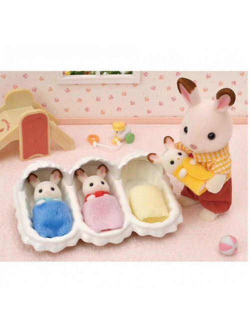 Sylvanian Families 5532 : Les triplés lapin chocolat et accessoires puériculture - Kiabi