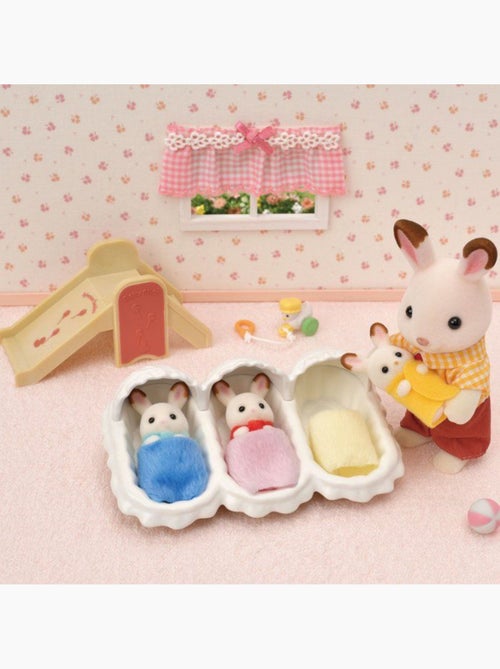 Sylvanian Families 5532 : Les triplés lapin chocolat et accessoires puériculture - Kiabi