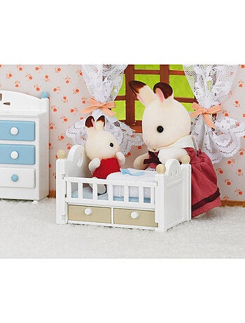 Sylvanian Family 5017 : Bébé lapin chocolat dans son lit