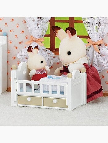 Sylvanian Family 5017 : Bébé lapin chocolat dans son lit