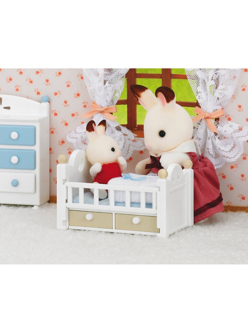 Sylvanian Family 5017 : Bébé lapin chocolat dans son lit Rose - Kiabi