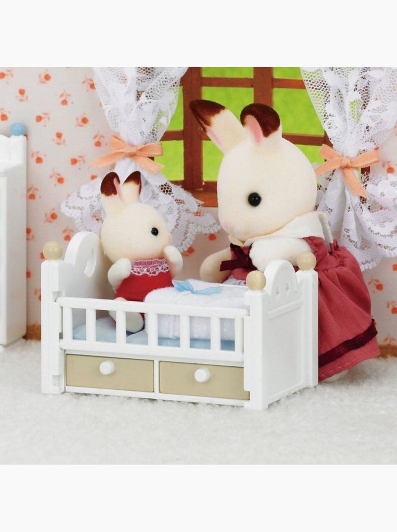 Sylvanian Family 5017 : Bébé lapin chocolat dans son lit Rose - Kiabi