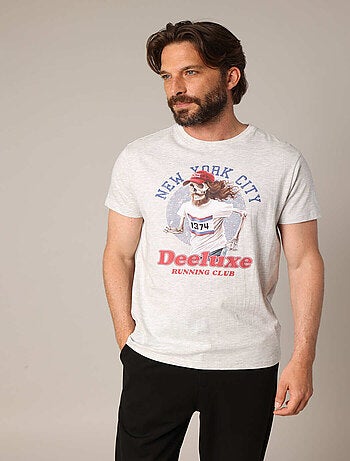 T-shirt 100% coton avec imprimé squelette coureur, col rond et coupe droite. 'deeluxe'