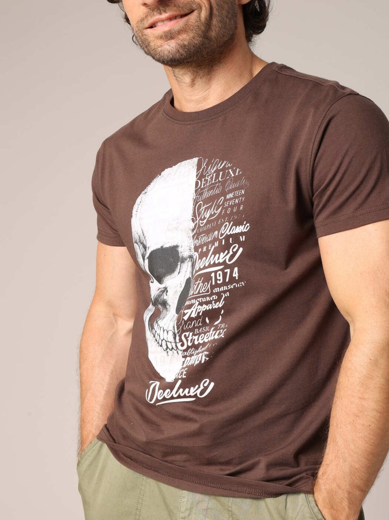 T-shirt 100 % coton avec imprimé tête de mort et typographie contrastée 'Deeluxe' Marron foncé - Kiabi