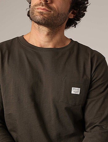 T-shirt 100% coton BCI avec poche plaquée sur la poitrine et étiquette brodée. 'Deeluxe'