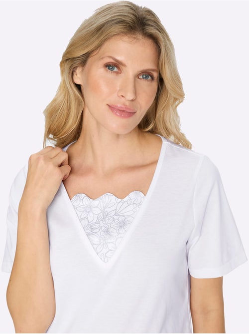 T-shirt 2 en 1 à col V avec empiècement floral et manches courtes - Taille standard - Moda Vilona - Kiabi T-shirt 2 en 1 à col V avec empiècement floral et manches courtes - Taille standard - Moda Vilona - Kiabi