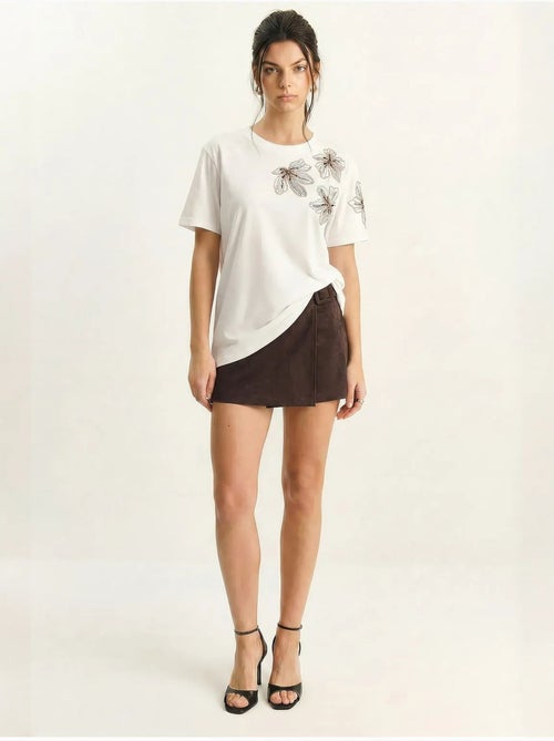 T-shirt à col rond brodé de fleurs lucci - Kiabi T-shirt à col rond brodé de fleurs lucci - Kiabi