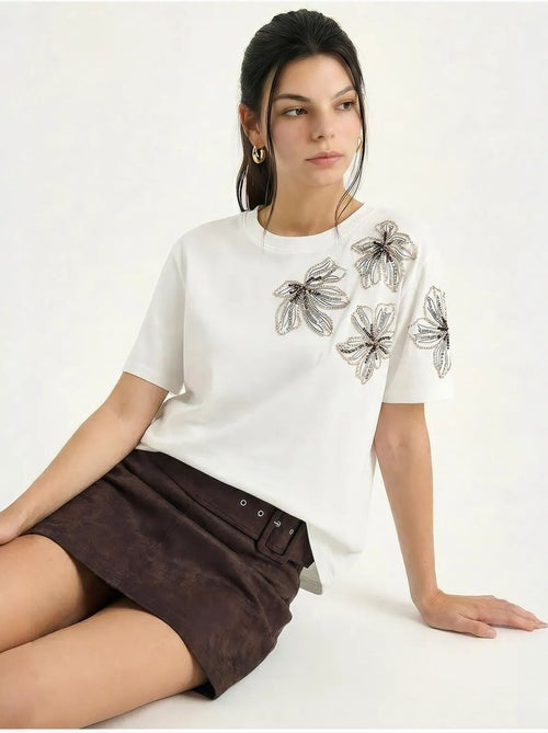 T-shirt à col rond brodé de fleurs lucci - Kiabi T-shirt à col rond brodé de fleurs lucci - Kiabi