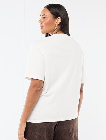 T-shirt à col rond drapé avec bijou fantaisie