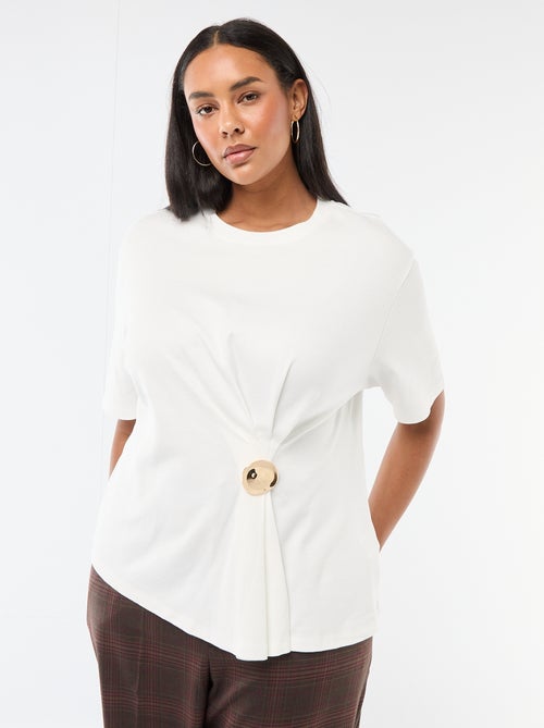 T-shirt à col rond drapé avec bijou fantaisie - Kiabi