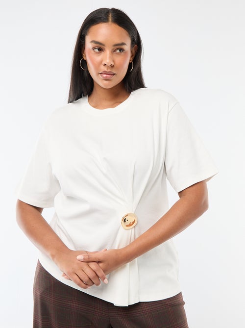 T-shirt à col rond drapé avec bijou fantaisie - Kiabi