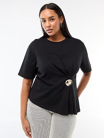 T-shirt à col rond drapé avec bijou fantaisie