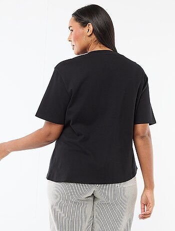 T-shirt à col rond drapé avec bijou fantaisie