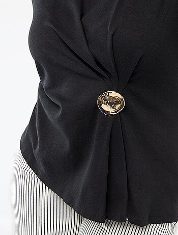 T-shirt à col rond drapé avec bijou fantaisie