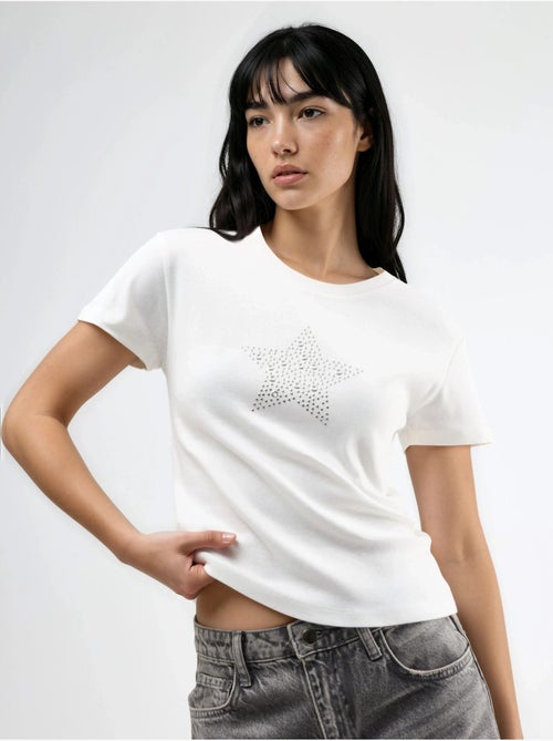 T-shirt à col rond imprimé étoiles avec détails accessoires busem - Kiabi T-shirt à col rond imprimé étoiles avec détails accessoires busem - Kiabi