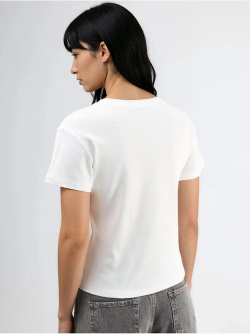 T-shirt à col rond imprimé étoiles avec détails accessoires busem - Kiabi T-shirt à col rond imprimé étoiles avec détails accessoires busem - Kiabi