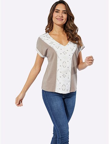 T-shirt avec col V et motif ethnique en empiècement - Taille standard - Moda Vilona