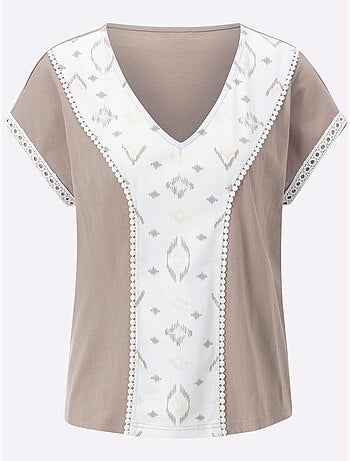 T-shirt avec col V et motif ethnique en empiècement - Taille standard - Moda Vilona
