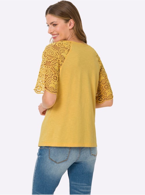 T-shirt à encolure ronde avec dentelle sur les manches - Taille standard - Helline - Kiabi T-shirt à encolure ronde avec dentelle sur les manches - Taille standard - Helline - Kiabi