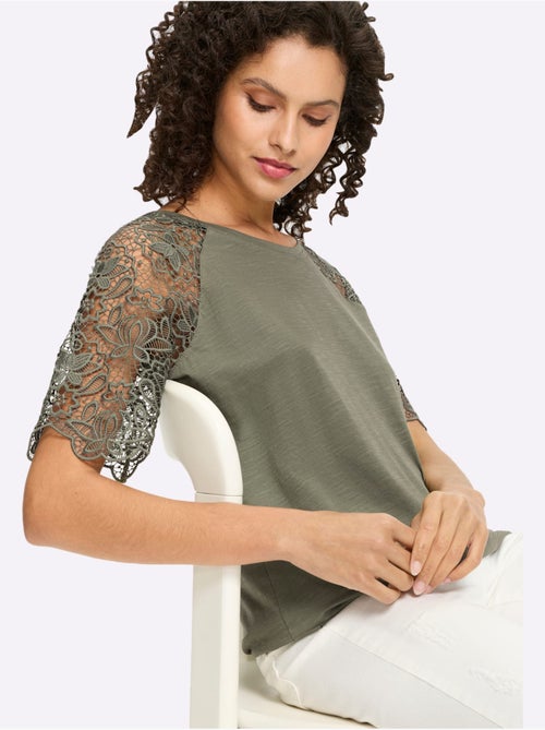T-shirt à encolure ronde avec manches en dentelle transparente - taille standard - helline - Kiabi T-shirt à encolure ronde avec manches en dentelle transparente - taille standard - helline - Kiabi