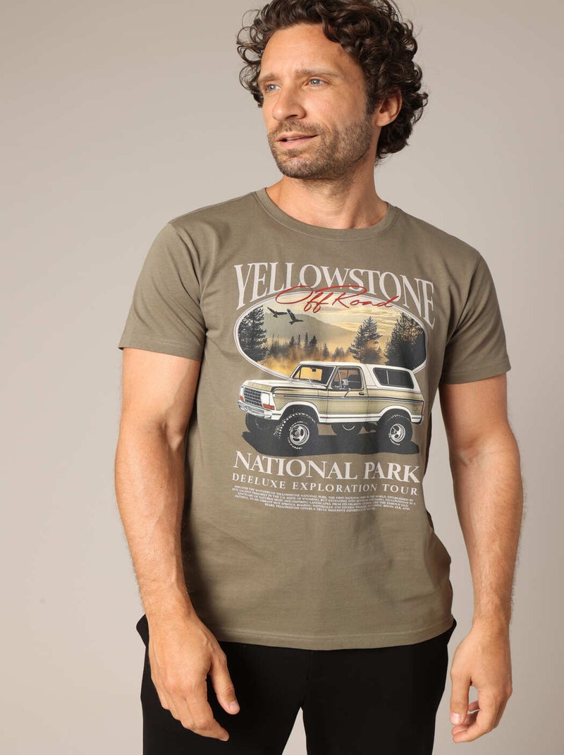 T-shirt à imprimé « Yellowstone Off Road » en coton, col rond et coupe droite.
 'Deeluxe' Kaki - Kiabi