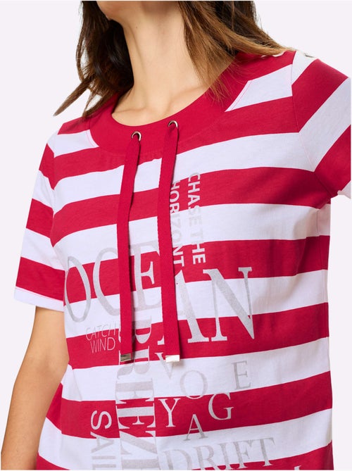 T-shirt à manches courtes à rayures avec inscription et lien à nouer - Taille standard - Moda Vilona - Kiabi T-shirt à manches courtes à rayures avec inscription et lien à nouer - Taille standard - Moda Vilona - Kiabi