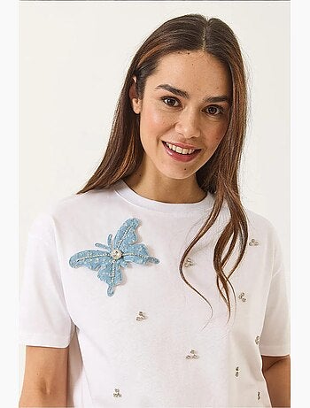 T-shirt à manches courtes avec accessoires papillon et ornements en pierre lucci