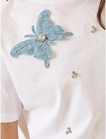 T-shirt à manches courtes avec accessoires papillon et ornements en pierre lucci