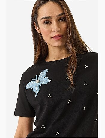 T-shirt à manches courtes avec accessoires papillon et ornements en pierre lucci
