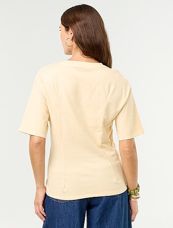 T-shirt à manches courtes avec bijou coquillage