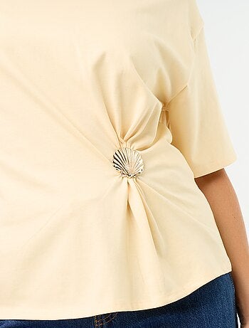 T-shirt à manches courtes avec bijou coquillage