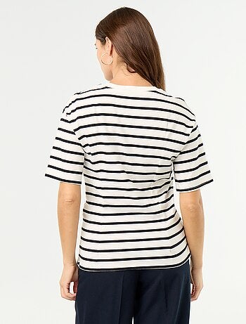 T-shirt à manches courtes avec bijou coquillage