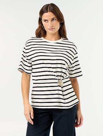 T-shirt à manches courtes avec bijou coquillage